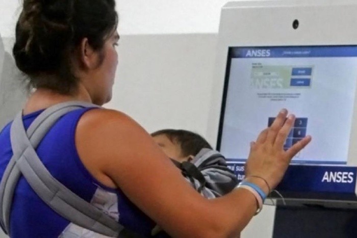 - RADIOKTUBRE INFO……..  A PEDIDO DEL FMI MILEI PROMETE AJUSTE A AUH  …… Por Simòn Suarez
