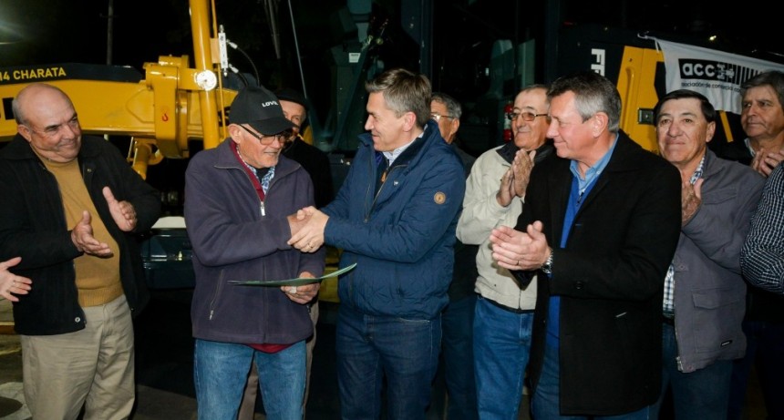 - RADIOKTUBRE INFO……..EL GOBERNADOR SDERO HACE ENTREGA DE MAQUINARIAS A CONSORSIOS    …… Por Simòn Suarez