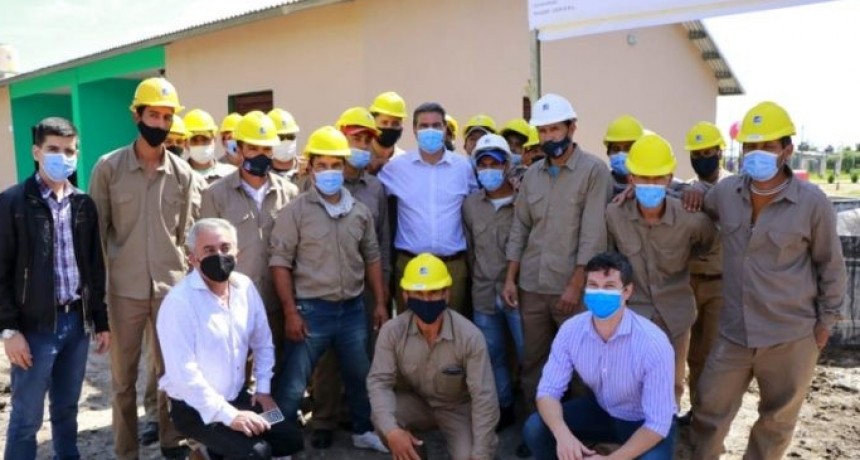 RADIOKTUBRE  INFO…-Capitanich recorrió la construcción de viviendas en Cote Lai: 