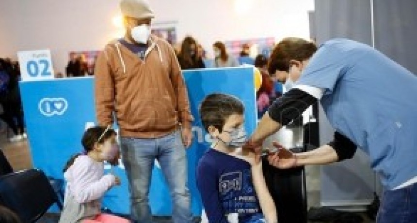 RADIOKTUBRE  INFO…- Miles de niños recibieron su primera vacuna contra el coronavirus acompañados por sus padres-Por  SimónSuárez Ver mas…