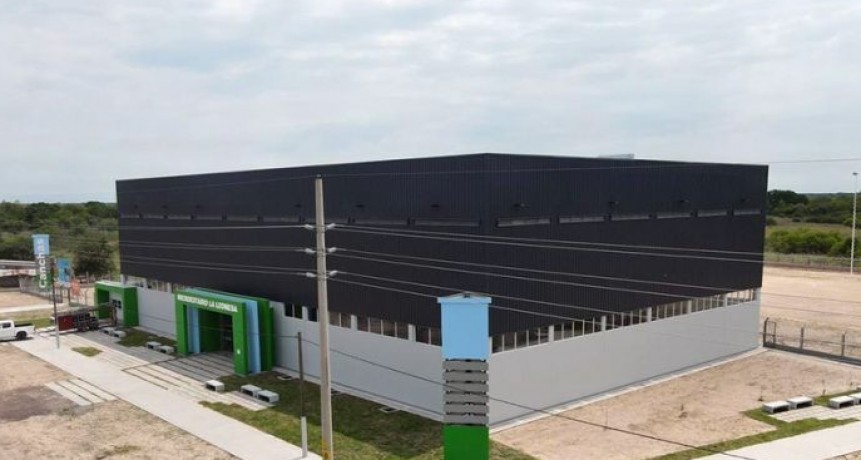 RADIOKTUBRE  INFO…- El gobernador inauguró en La Leonesa microestadio para la práctica de deportes de alto rendimiento.-Por  SimónSuárez Ver mas…