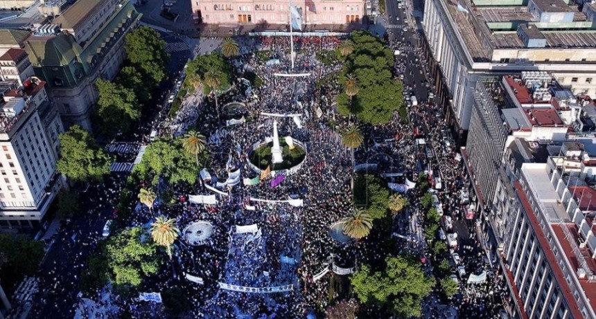 RADIOKTUBRE  INFO…- Militantes y organizaciones sociales colmaron Plaza de Mayo por el Día de la Lealtad-Por  SimónSuárez Ver mas…