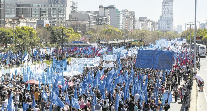 RADIOKTUBRE  INFO…- LA PRIMERA GRAN MOVILIZACIÓN TRAS LA PANDEMIA..-Por  SimónSuárez Ver mas…