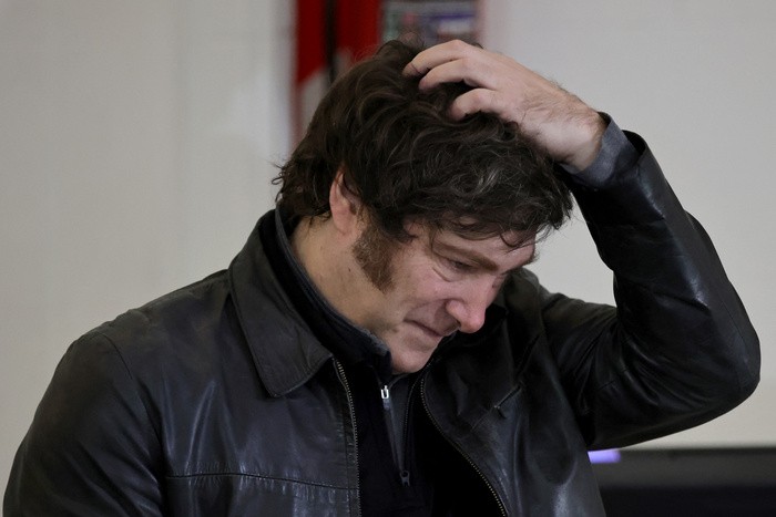 - RADIOKTUBRE INFO……..  Milei viajará al Norte para olvidar el Sur  …… Por Simòn Suarez