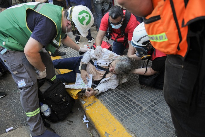 - RADIOKTUBRE INFO…….DIEZ HERIDOS Y UN DETENIDO EN LA MARCHA DE LOS JUBILADOS.    …… Por Simòn Suarez