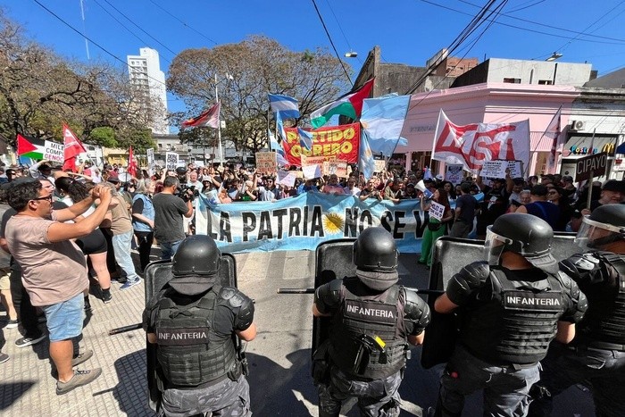 - RADIOKTUBRE INFO……..INCIDENTES EN LA VISITA DE MILEI A SANTA FE    …… Por Simòn Suarez