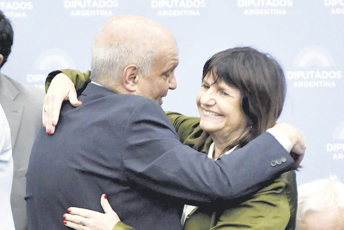 - RADIOKTUBRE INFO…….. BULRRICH Y ESA COSTUMBRE DE MIRAR PRA OTRO LADO   …… Por Simòn Suarez