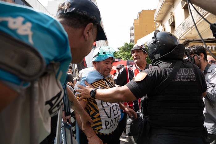 - RADIOKTUBRE INFO……..  OTRA REPRESIÓN Y UN JUBILADO FRACTURADO  …… Por Simòn Suarez