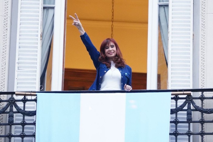 - RADIOKTUBRE INFO……..  CRISTINA DIJO: SOLO EL PERONISMO PUEDE FRENAR LA ENTREGA DEL PAÍS  …… Por Simòn Suarez