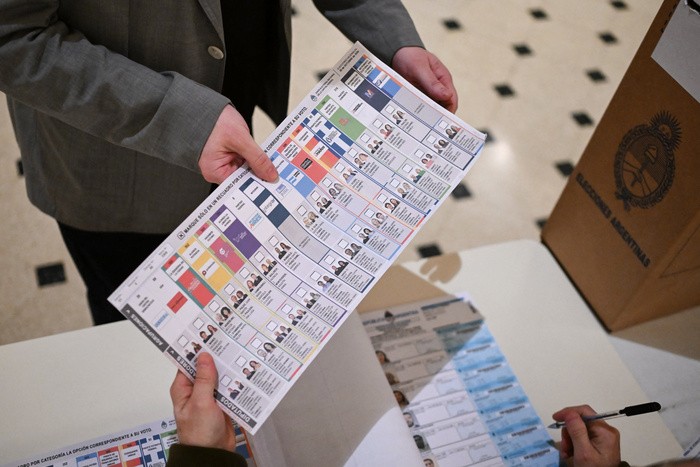 - RADIOKTUBRE INFO…….. Buscando las razones del resultado: las consultoras explican qué paso el domingo en las urnas …… Por Simòn Suarez