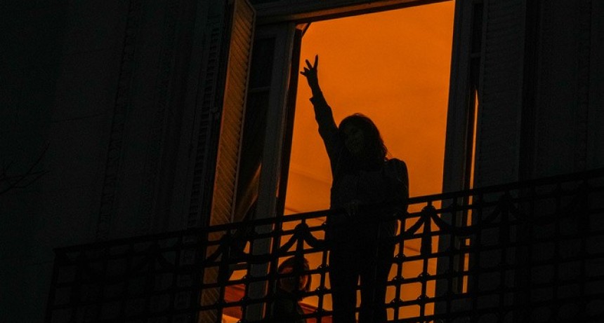 - RADIOKTUBRE INFO……..EL ENCUENTRO DE CRISTINA Y AXEL EN SAN JOSÉ 1111    …… Por Simòn Suarez