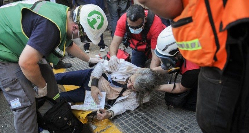 - RADIOKTUBRE INFO…….DIEZ HERIDOS Y UN DETENIDO EN LA MARCHA DE LOS JUBILADOS.    …… Por Simòn Suarez