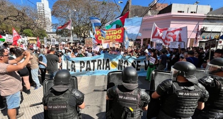 - RADIOKTUBRE INFO……..INCIDENTES EN LA VISITA DE MILEI A SANTA FE    …… Por Simòn Suarez
