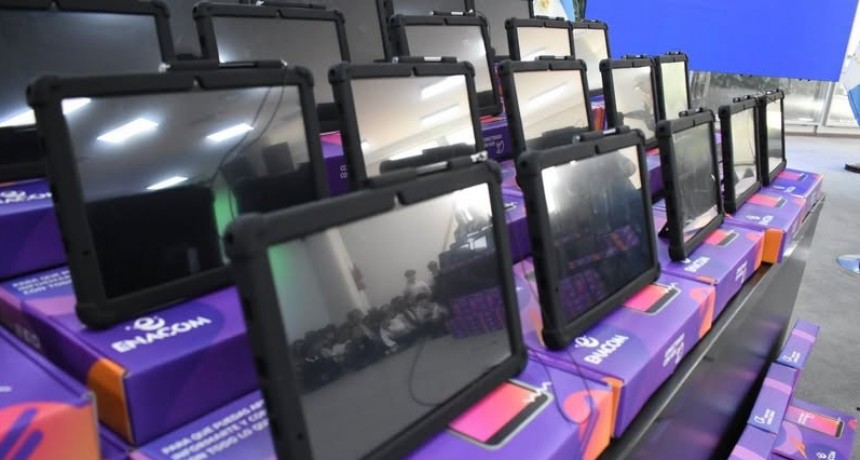 - RADIOKTUBRE INFO……..   ZDERO ENTERGA DE TABLET 10/10/2025 …… Por Simòn Suarez