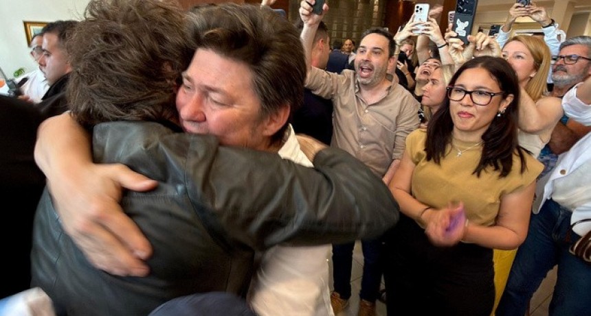 - RADIOKTUBRE INFO…….. SIGUEN LOS RECHAZOS A MILEI AHORA EN CORRIENTES   …… Por Simòn Suarez