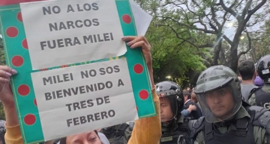 RADIO OKTUBRE INFO…… MILEI NO PUDO HACER SU CARAVANA EN TRES DE FEBRERO, HABLÓ 5 MINUTOS CON MEGÁFONO  ……Por Simón Suarez