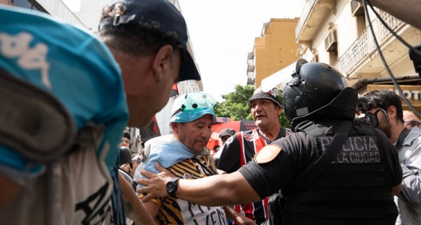 - RADIOKTUBRE INFO……..  OTRA REPRESIÓN Y UN JUBILADO FRACTURADO  …… Por Simòn Suarez