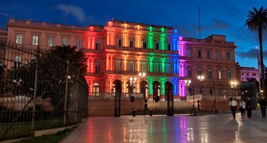 RADIOKTUBRE  INFO…-La Casa Rosada se iluminó con los colores de la comunidad LGBTIQ+-Por  SimónSuárez Ver mas…