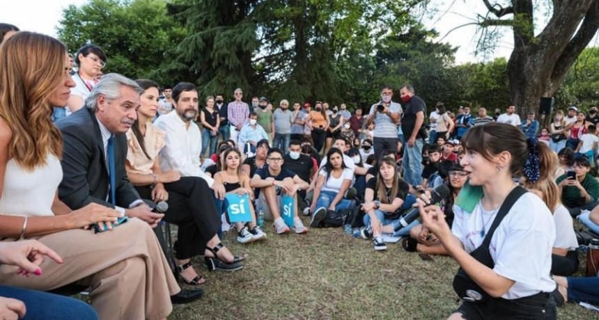 RADIOKTUBRE  INFO…- Fernández le habló a jóvenes: 