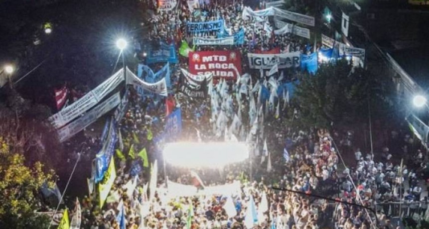 RADIOKTUBRE  INFO…-Multitudinario cierre de campaña del Frente de Todos en Barranqueras-Por  SimónSuárez Ver mas…