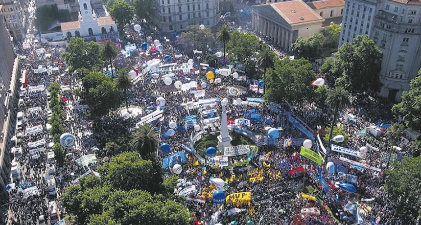 RADIOKTUBRE  INFO…- Ante una multitud en Plaza de Mayo, Alberto Fernández relanzó su gobierno 