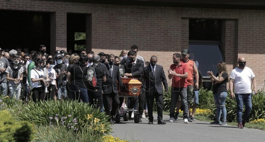 RADIOKTUBRE  INFO…- Con profundo dolor y muestras de apoyo, inhumaron los restos de Lucas González -Por  SimónSuárez Ver mas…