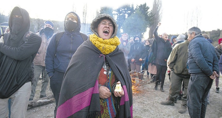 RADIOKTUBRE  INFO…- Asesinaron a Elías Garay, un joven mapuche que luchaba pacíficamente para recuperar su tierra ancestral -Por  SimónSuárez Ver mas…