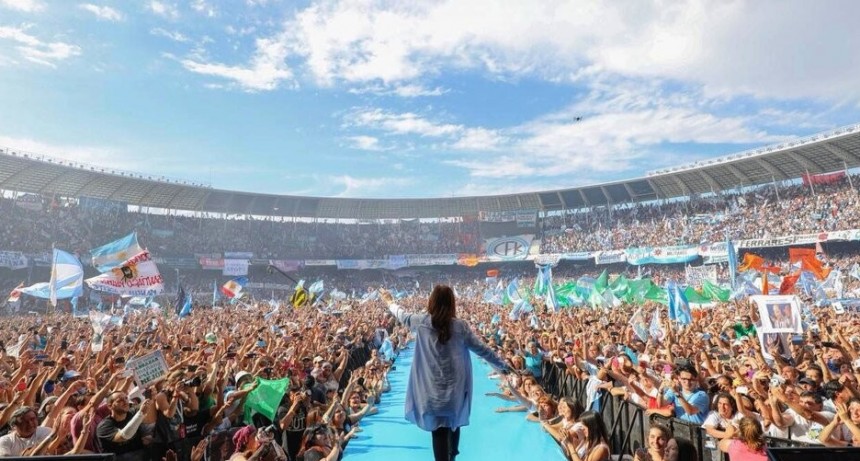 RADIOKTUBRE INFO..- Cristina Kirchner sale a la cancha en el acto por el Día de la Militancia  -Por Simón Suarez..Ver mas..	