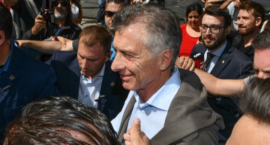 RADIOKTUBRE INFO…….  ¿A SUS PLANTAS RENDIDO UN LEON?  ……Por Simon Suarez Ver mas….