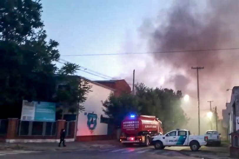 - RADIOKTUBRE INFO…….. INCENDIO EN LOMAS DE ZAMORA   …… Por Simòn Suarez