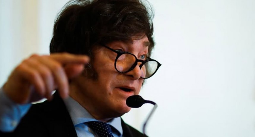 - RADIOKTUBRE INFO…….. MILEI NO SABE NI PUEDE, PERO ESTÁ SOLO EN LA CANCHA   …… Por Simòn Suarez