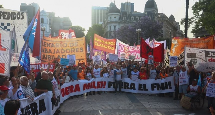 - RADIOKTUBRE INFO…….. LOS JUBILADO SE MOVILIZARON DESDE CONGRASO A CASA ROSADA   …… Por Simòn Suarez
