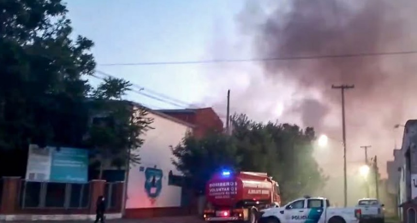 - RADIOKTUBRE INFO…….. INCENDIO EN LOMAS DE ZAMORA   …… Por Simòn Suarez