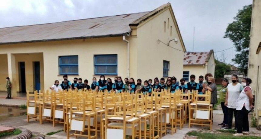 RADIOKTUBRE INFO..- Más de 40 escuelas recibieron mobiliario e insumos, por un monto superior a los $ 30 millones-Por Simón Suarez..Ver mas