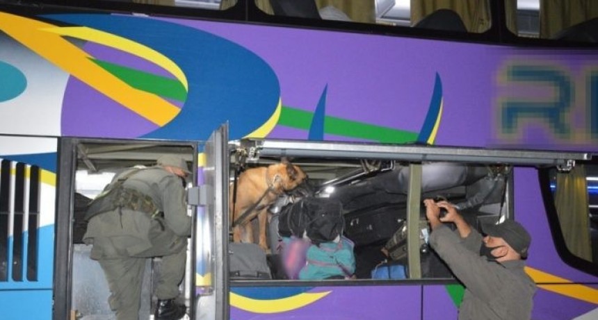 RADIOKTUBRE INFO..-Puente Belgrano: Gendarmería descubrió casi 30 kilos de marihuana en un ómnibus -Por Simón Suarez..Ver mas	