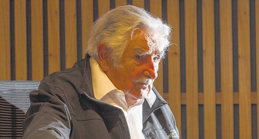 RADIOKTUBRE INFO..-Pepe Mujica: “El FMI debe tomar conciencia de que metió la pata hasta el cuadril