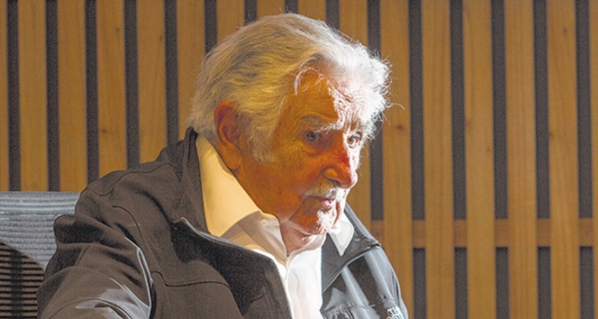 RADIOKTUBRE INFO..- Pepe Mujica: “El FMI debe tomar conciencia de que metió la pata hasta el cuadril