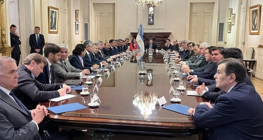RADIOKTUBRE INFO…. CHOQUE DE POSTURAS EN LA CUMBRE DE MILEI Y GOBERNADORES   ….Por Simòn Suàrez