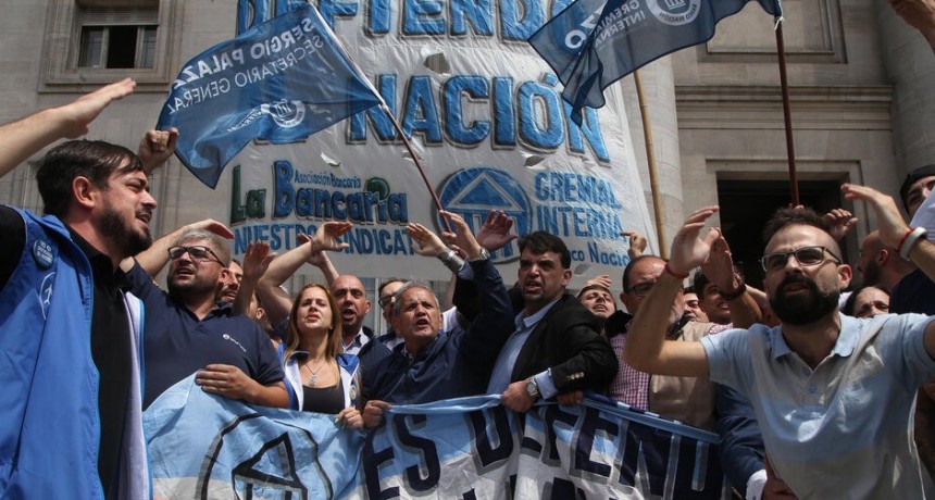 RADIOKTUBRE INFO….  MARCHA DE EMPLEADOS EN DEFENSA DEL BANCO NACIÒN  ….Por Simòn Suàrez