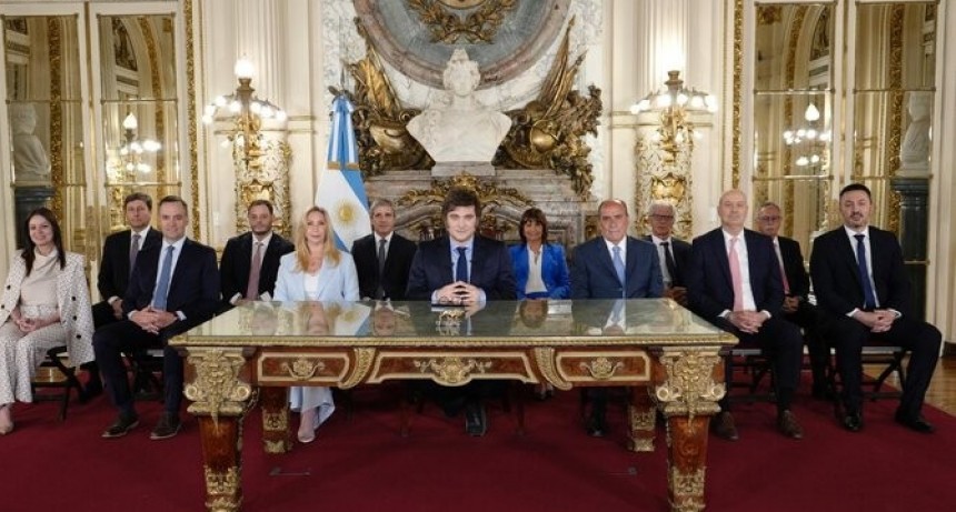 RADIOKTUBRE INFO……..  Lo que no se vio de la autocelebración de Javier Milei: la intimidad de la grabación, los datos falsos y el show del balcón  …… Por Simòn Suarez