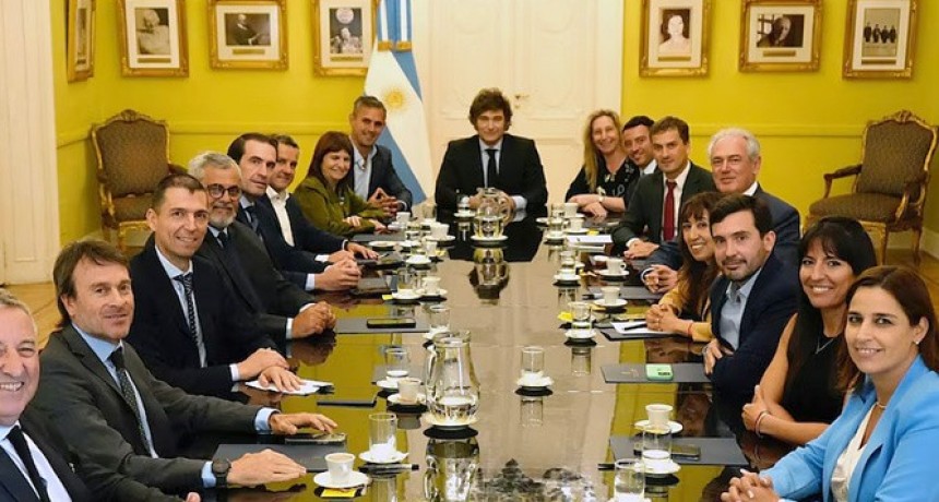 RADIOKTUBRE INFO…….. Foto con Milei y estallido en el radicalismo   …… Por Simòn Suarez