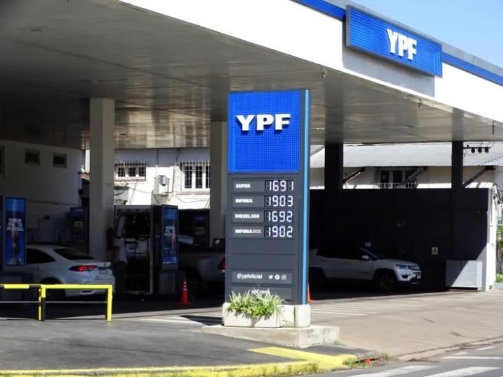 - RADIOKTUBRE INFO……..  CUARTO AUMENTO EN UN MES  .: EL LITRO DE COMBUSTIBLE PREMIUM SUPERA LOS 2000$ EN CHACO  …… Por Simòn Suarez