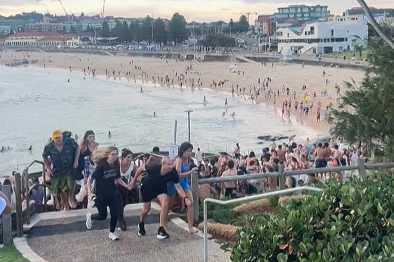 - RADIOKTUBRE INFO…….. Australia: dos hombres atacaron a tiros y mataron a 16 personas durante una festividad judía …… Por Simòn Suarez