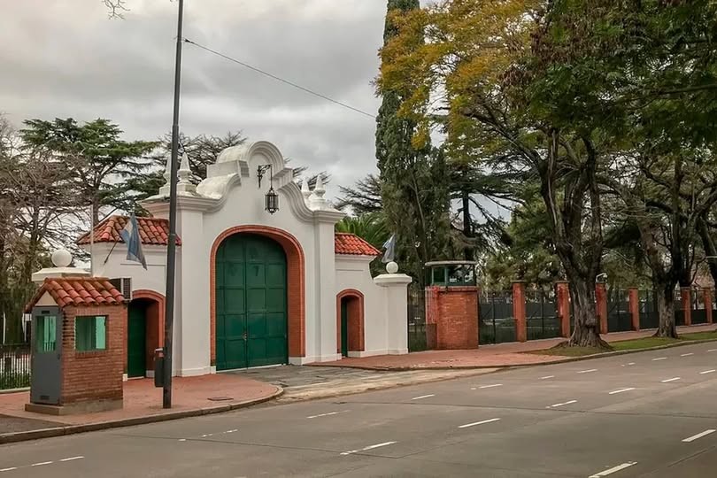 - RADIOKTUBRE INFO…….. El soldado muerto en la Quinta de Olivos estaba angustiado por una deuda de 2 millones de pesos …… Por Simòn Suarez