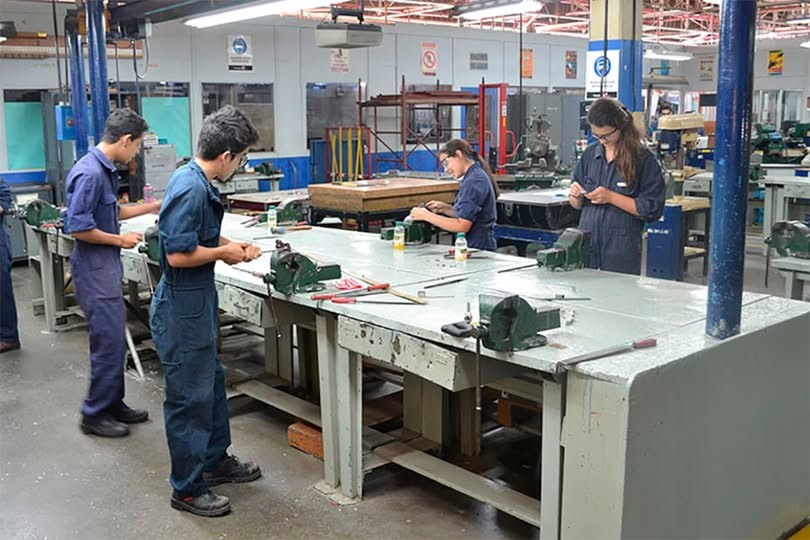 - RADIOKTUBRE INFO……..  EN EL PAÍS DE MILEI NO HAY LUGAR PARA LA TÉCNICA  …… Por Simòn Suarez