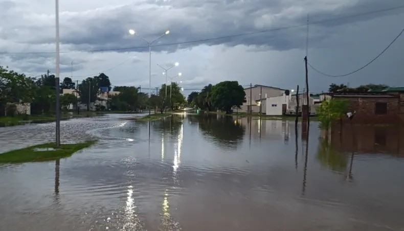 - RADIOKTUBRE INFO…….. CORONEL DU GRATY SE INUNDÓ 30 MINUTOS POR INTENSAS LLUVIAS …… Por Simòn Suarez