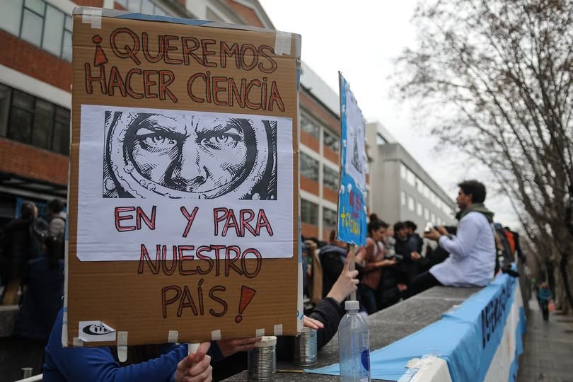 RADIOKTUBRE INFO……..  ELFUTURO DE LAS INIVERSIDADES PENDE DE UN HILO  …… Por Simòn Suarez.