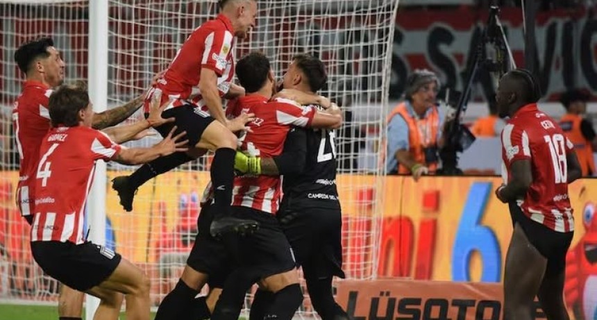 - RADIOKTUBRE INFO……..  EN LOS PENALES PREVALECIÓ LA ÉPICA DE ESTUDIANTES ANTE RACING  …… Por Simòn Suarez