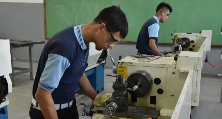 - RADIOKTUBRE INFO…….. EL PRESUPUESTO 2026 DA UN GOLPE DE MUERTE A LAS ESCUELAS TÉCNICAS   …… Por Simòn Suarez