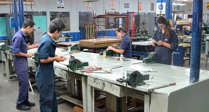 - RADIOKTUBRE INFO……..  EN EL PAÍS DE MILEI NO HAY LUGAR PARA LA TÉCNICA  …… Por Simòn Suarez